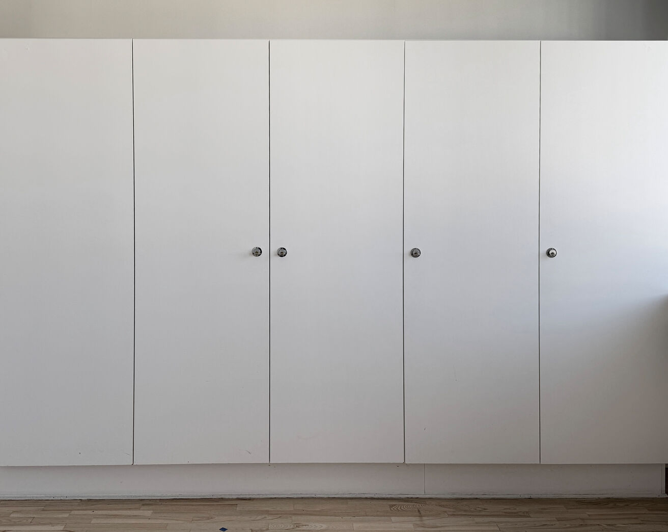 Svane højskab med lås/nøgle 195x60x42 hh