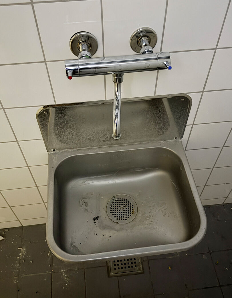 Stålvask m.stænkplade og Børma Lux vægarmatur