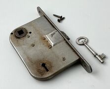 Låsekasse (højrehængt) brun med nøgle - Fionia