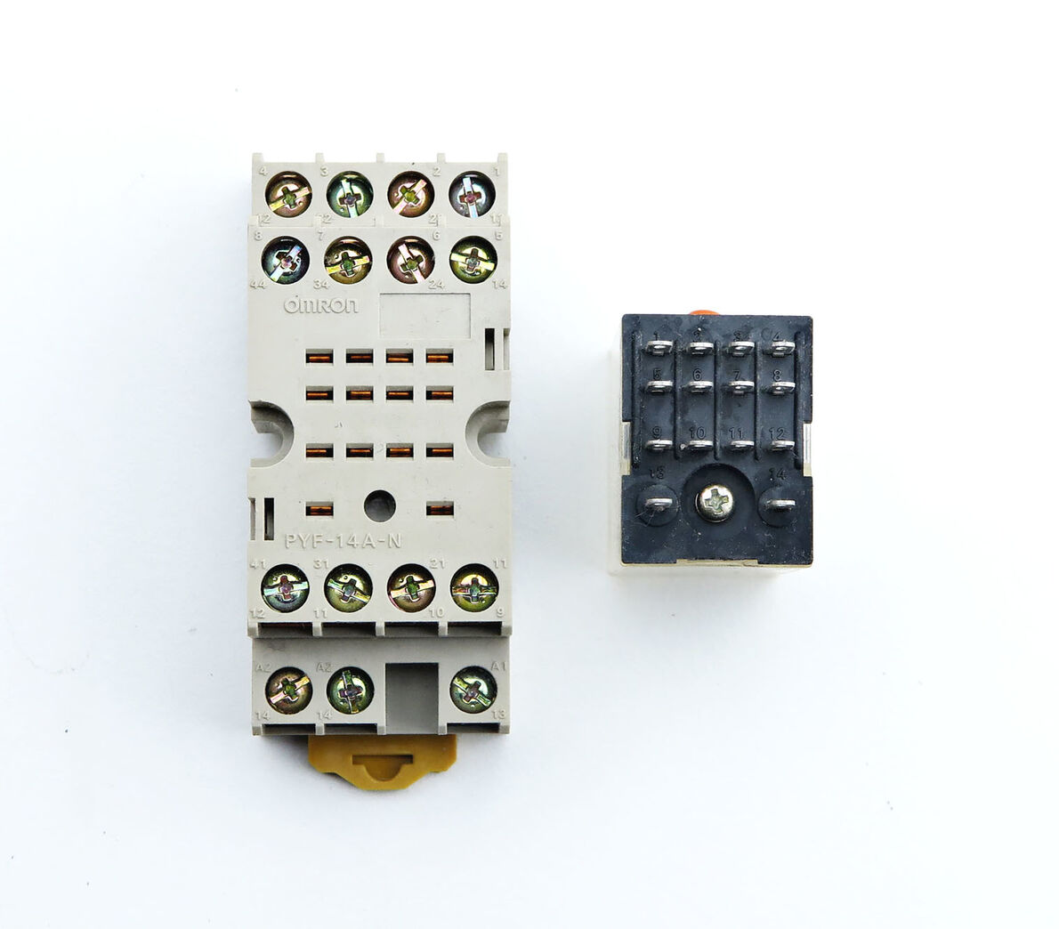 OMRON relæ 24VAC 4x NO/NC