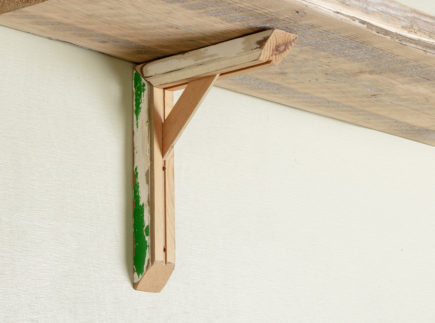 Hyldeknægt af upcyclet træ fra defekte fyldningsdøre