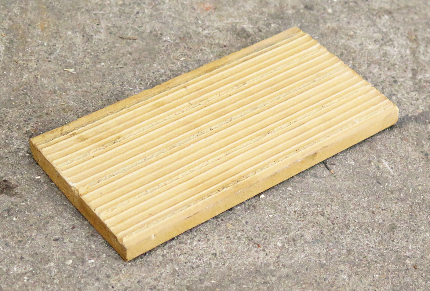 Hasle gul med afrundet langside