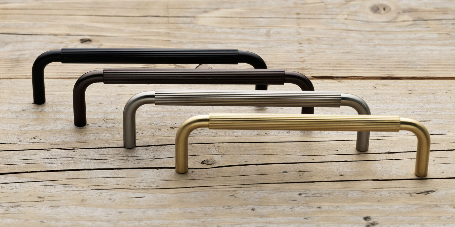 Køkkengreb i messing med linjeret overflade - 128mm