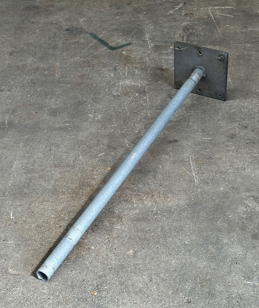 Jernrør med monteringsplade 114 cm