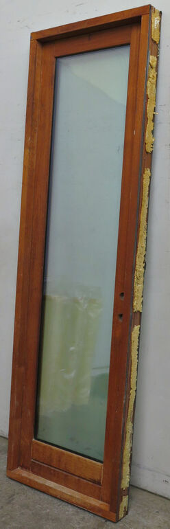 Høj og smal yderdør med glas og karm