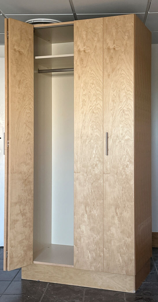 Garderobeskab med foldedøre 100 cm m. skævt hængsel.