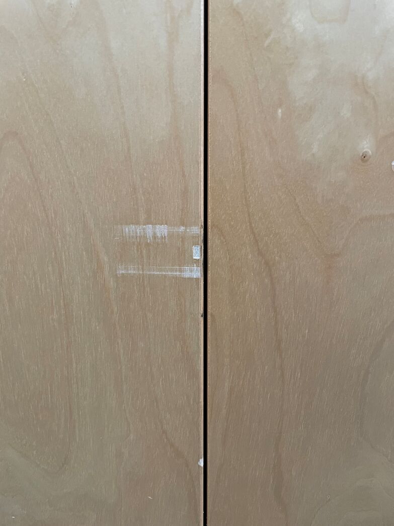 Garderobeskab med foldedøre 100 cm m. skævt hængsel.