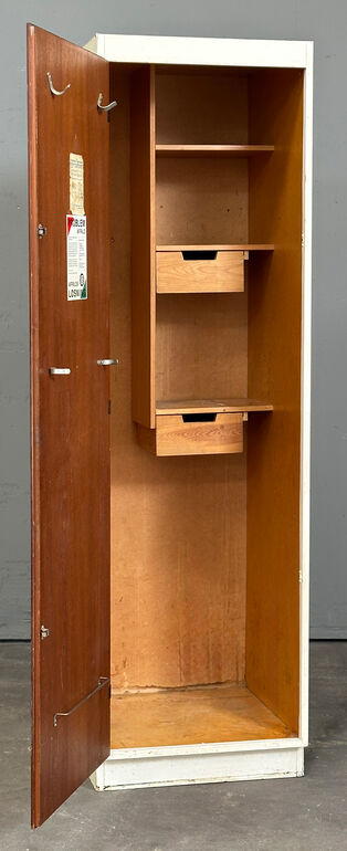 Garderobe/kosteskab med overfalset låge v.h.