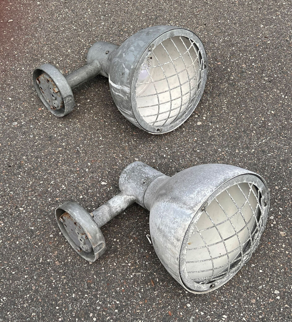 Facadelampe med gitter