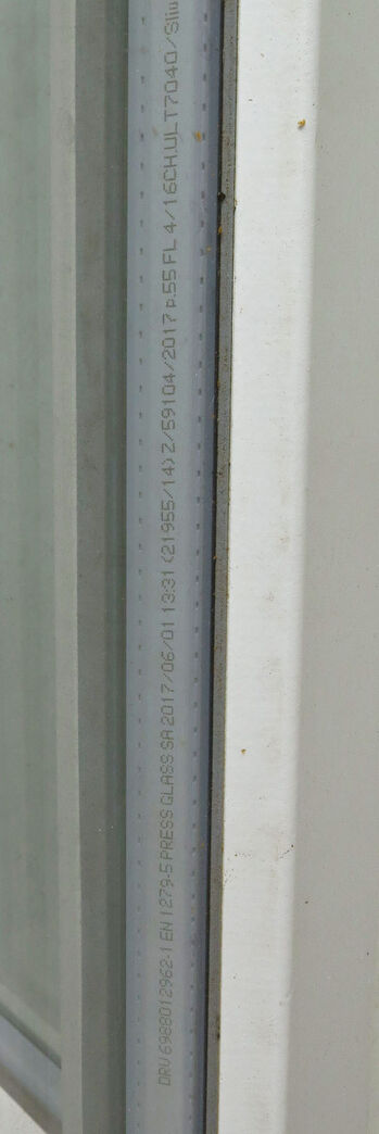 Facadedør med sideparti og skråt overstykke