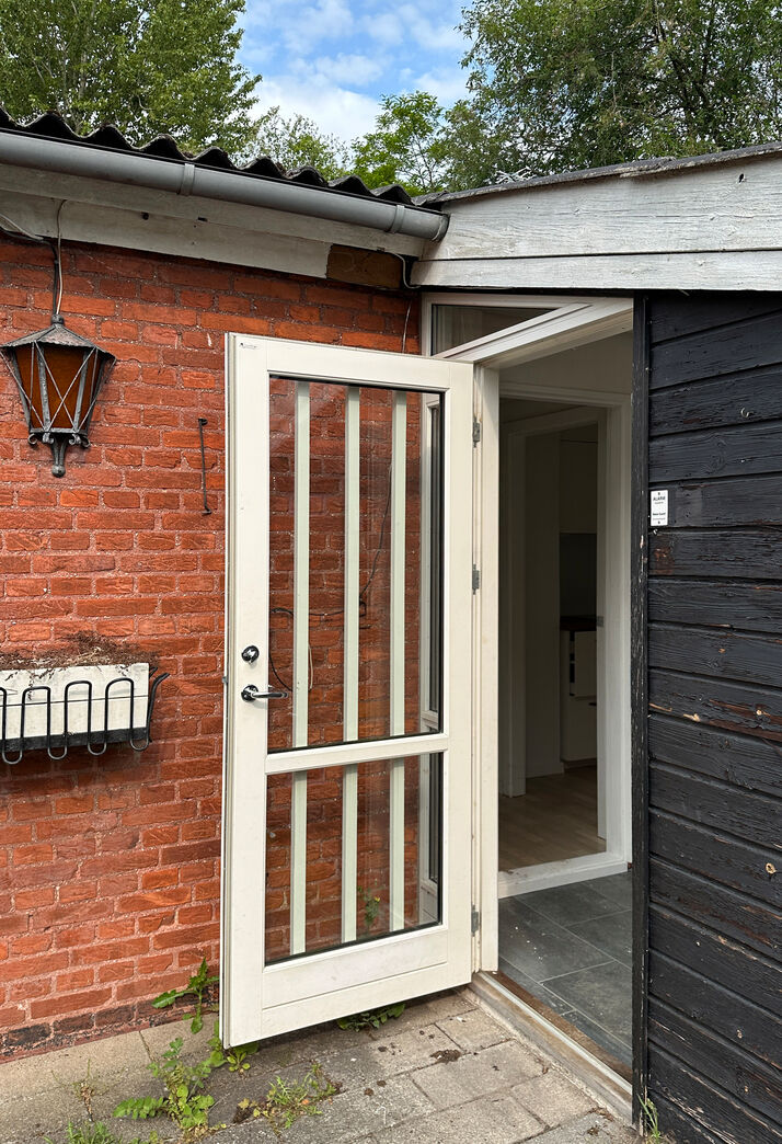 Facadedør med sideparti og skråt overstykke