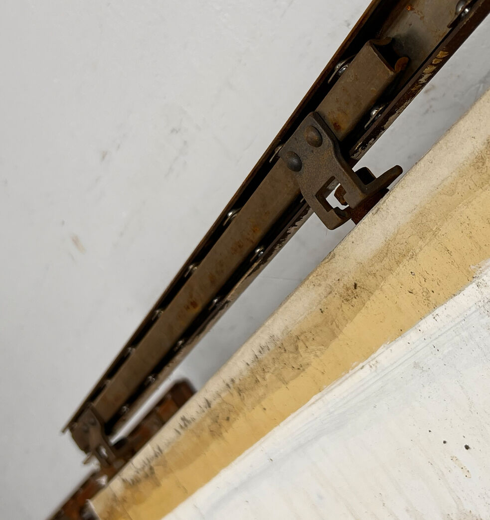 Dobbelt skydedør med skinner