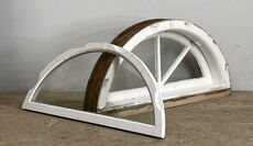 Halvrundt vindue med sprosser