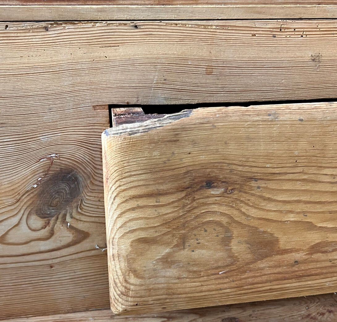 Gammelt fyrretræsskab Gammelt fyrretræsskab