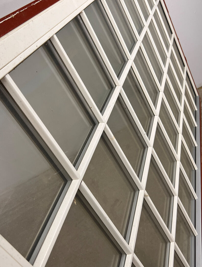 Stort termovindue med sprosser