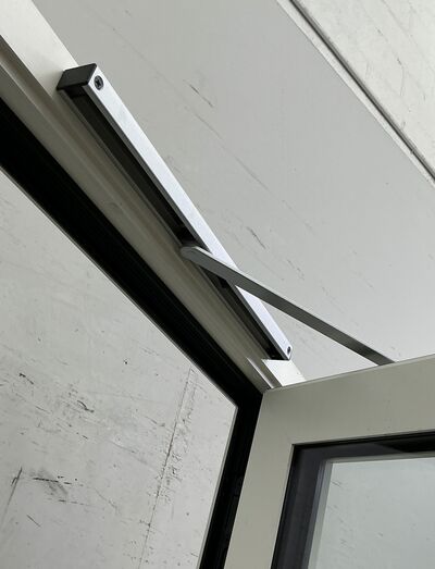 Yderdør med glas og elektrisk låsesystem