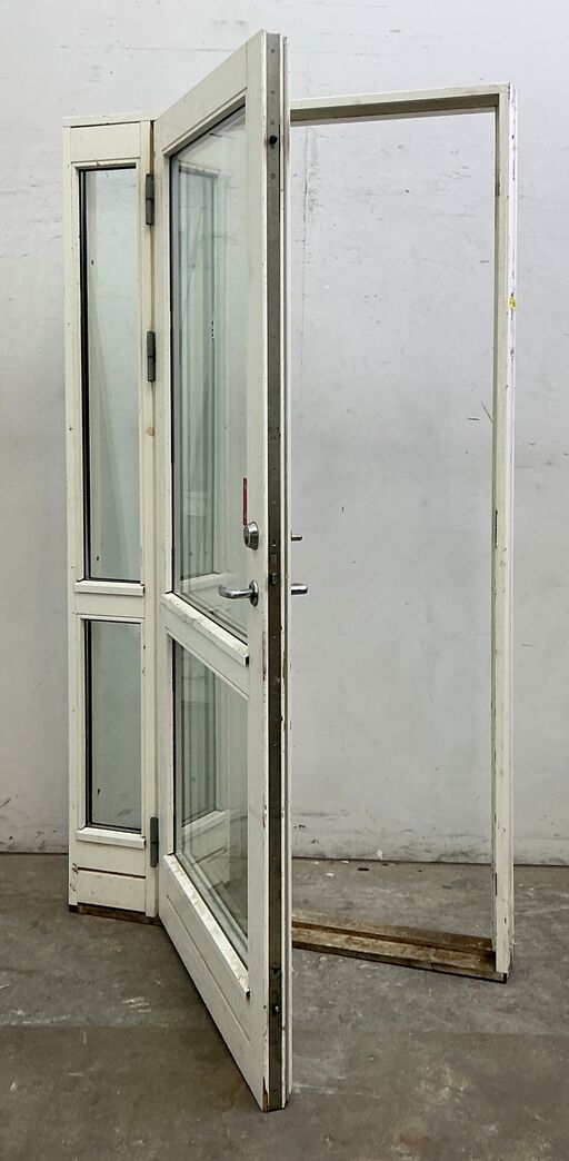 Yderdør med glas sideparti og karm