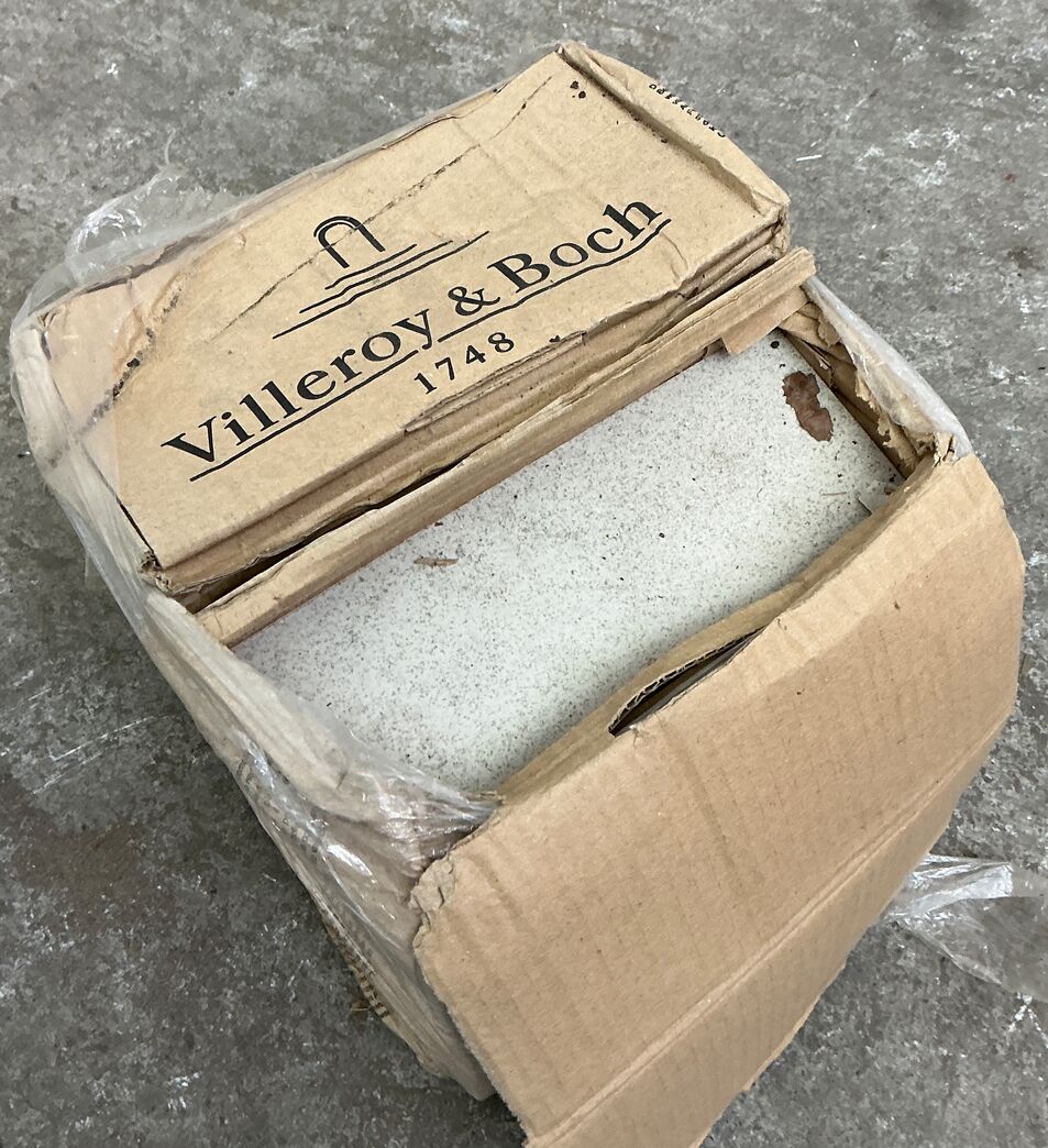 Hvide buede sokkelfliser med pletter - 9,7x19,7x7