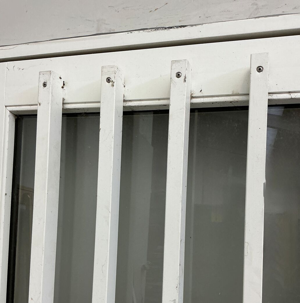 Hvid yderdør med matteret glas