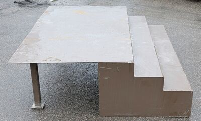 Bred lav 3 trins ståltrappe med stort repos.