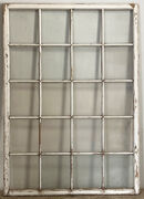 Stor vinduesramme med sprosser