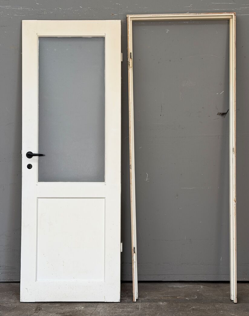 Fyldningsdør med matteret glas og karm