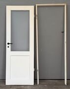 Fyldningsdør med matteret glas og karm