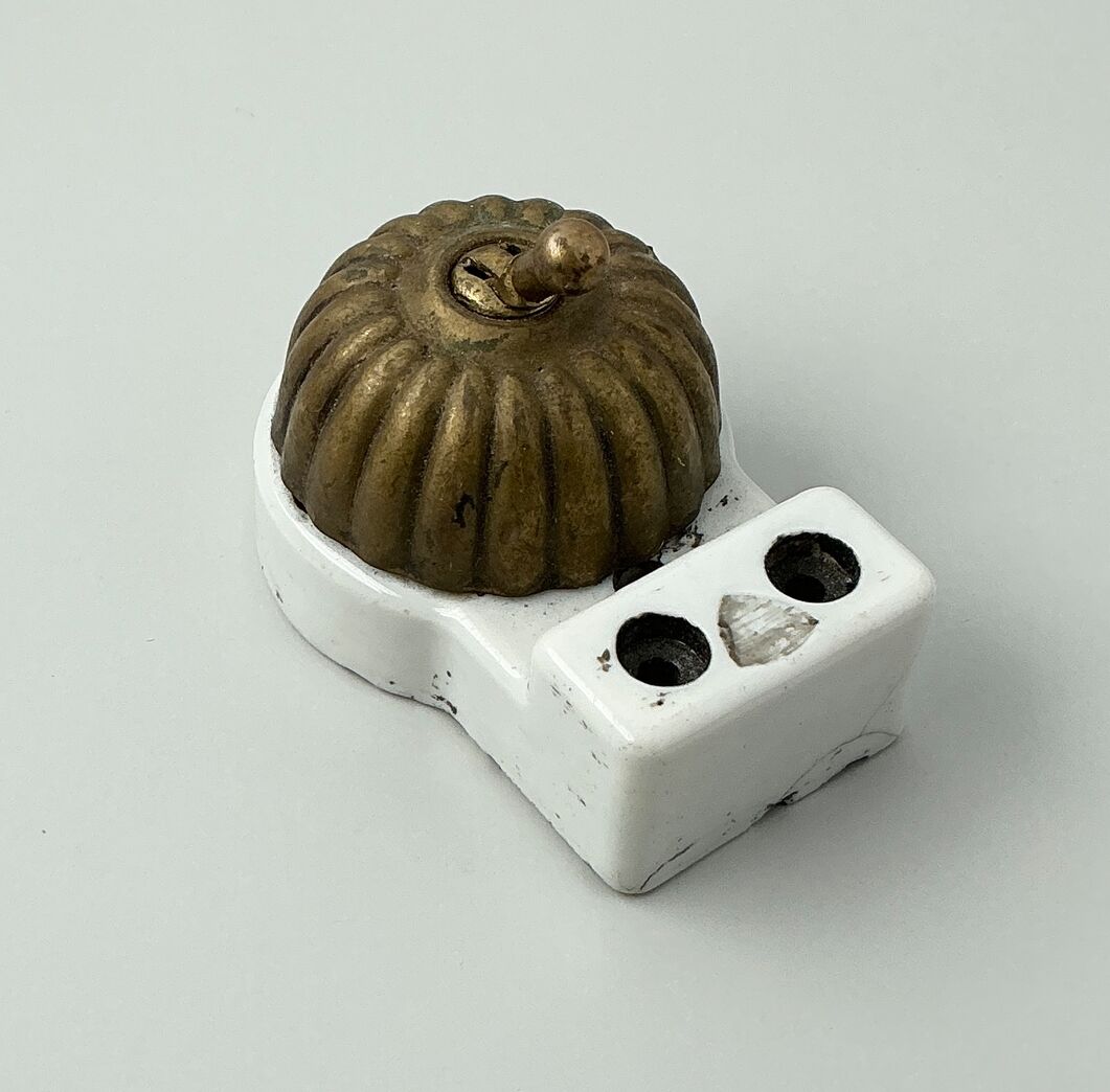 Messing stikkontakt riflet