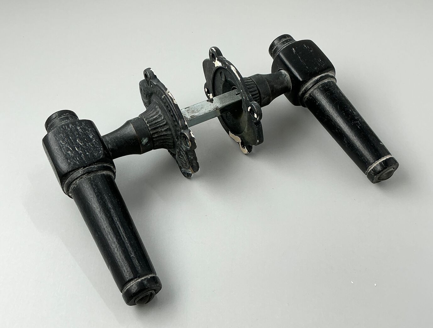 Brugt trægreb til gammel dør - spidsgreb i sortlakeret bøg