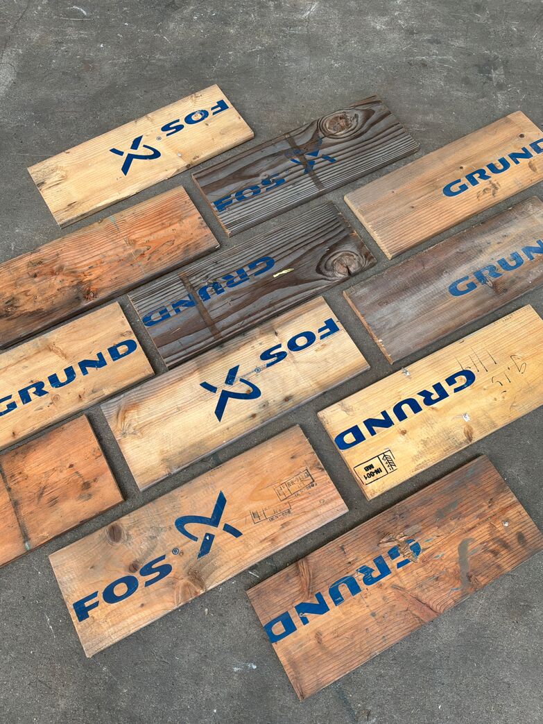 Opskårne pallesider med logorester