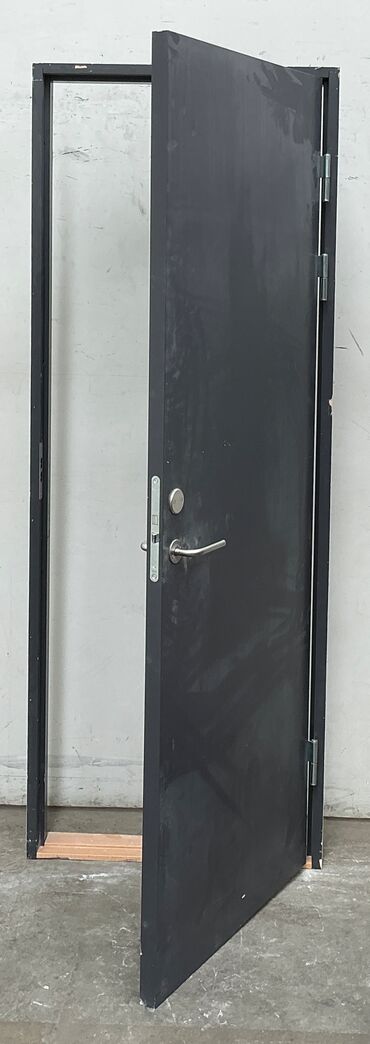 Massiv dør M8 m/karm