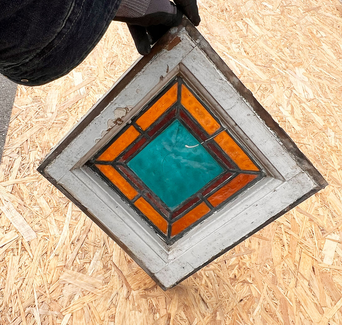 Vinduesramme med farvede glas