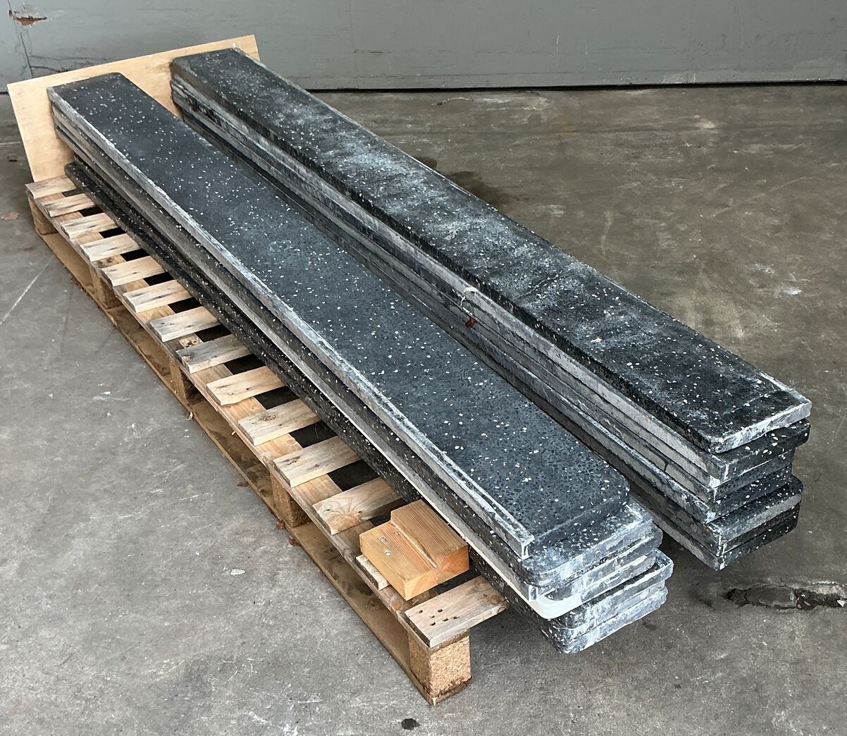 Sort terrazzo vinduesplade