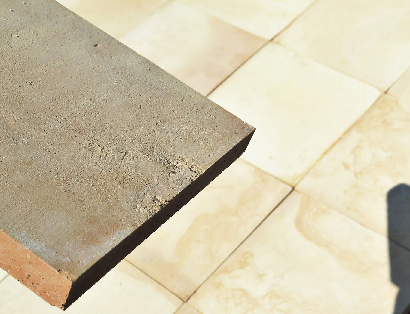 Gule kvadratiske terracotta gulvtegl