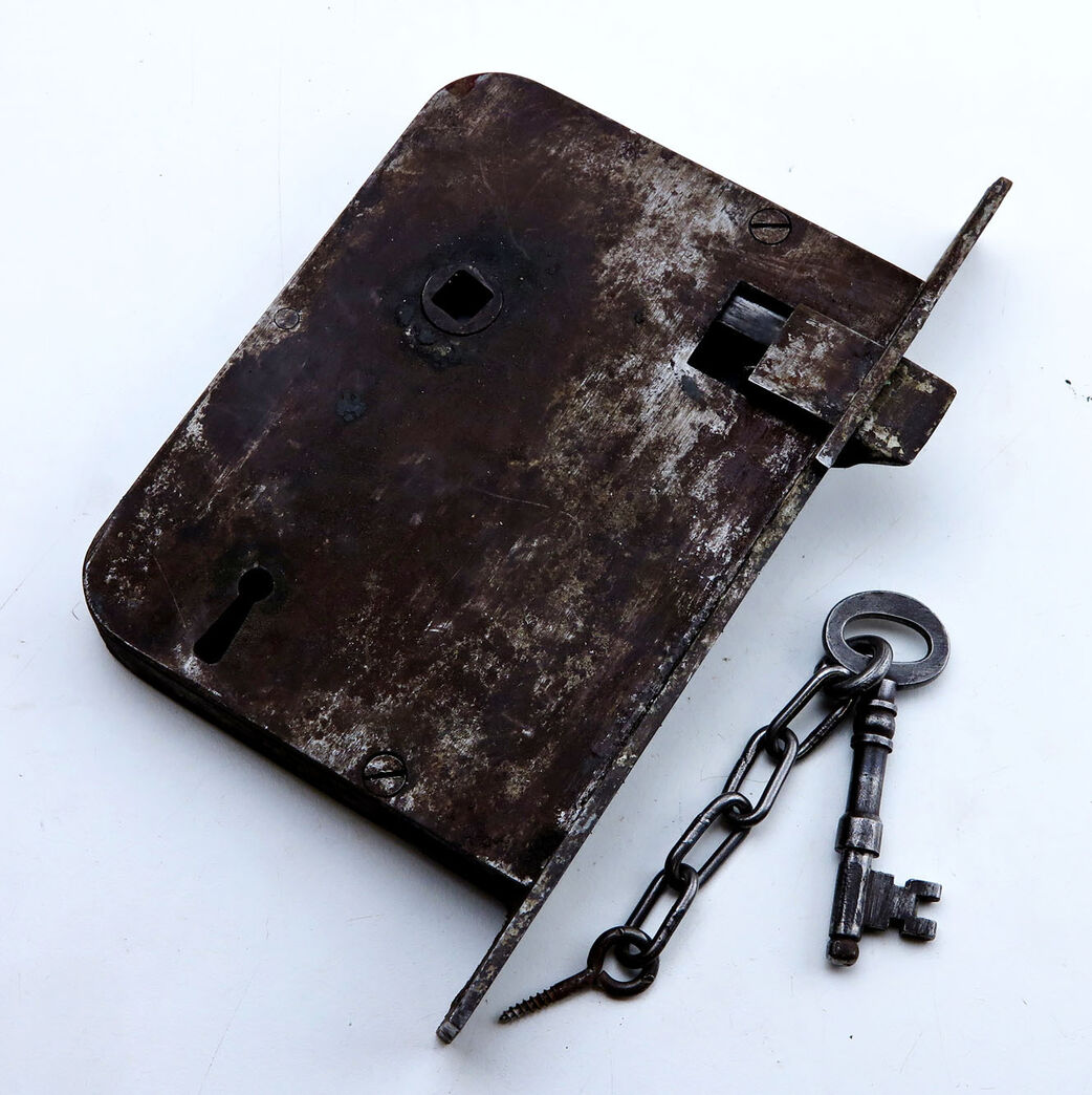 Låsekasse med nøgle - venstrehængt