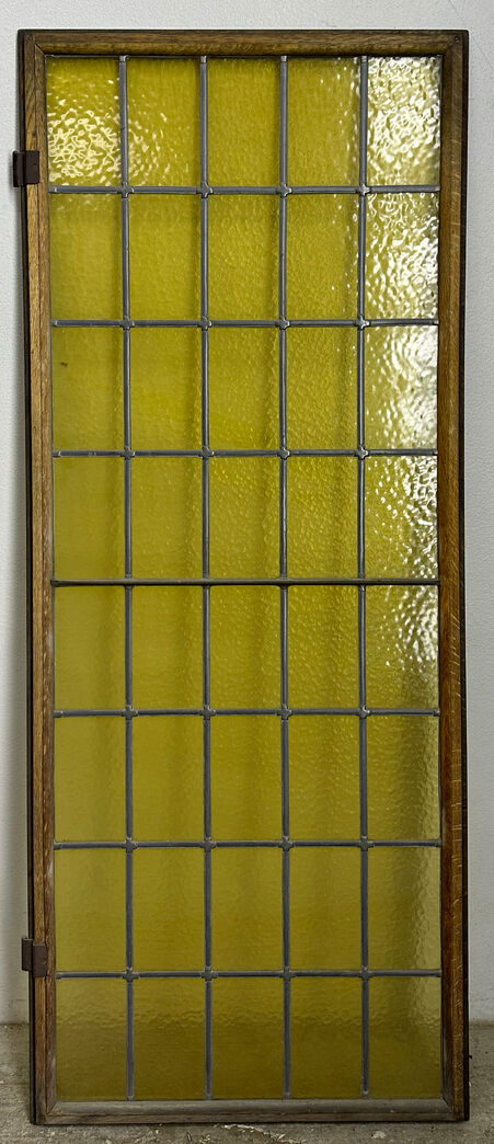 Teakvindue med blyindfattede ruder