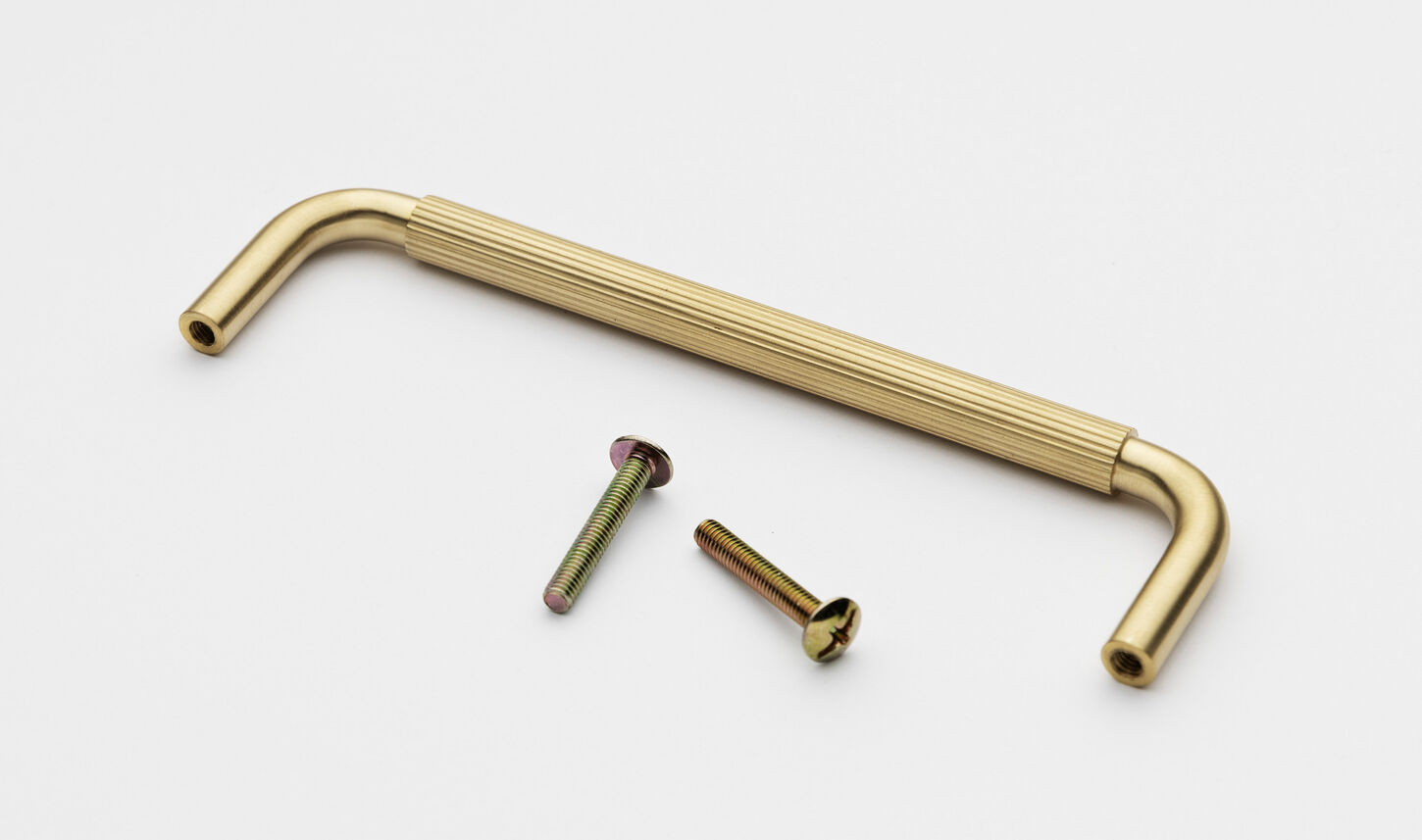 Køkkengreb i messing med linjeret overflade - 128mm