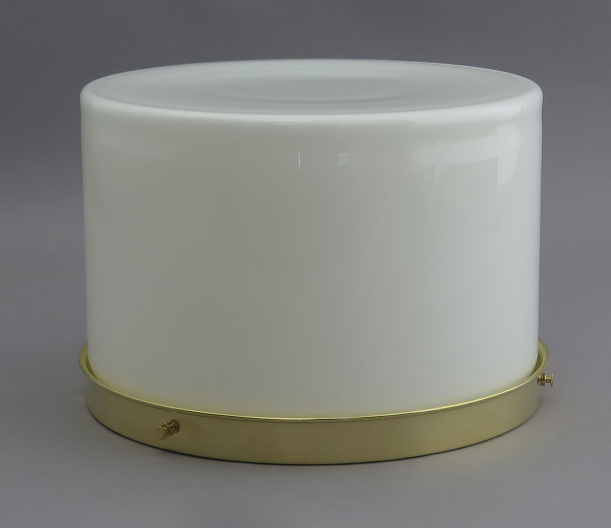 Loftlampe med hvidt opalglas og ophæng i messing