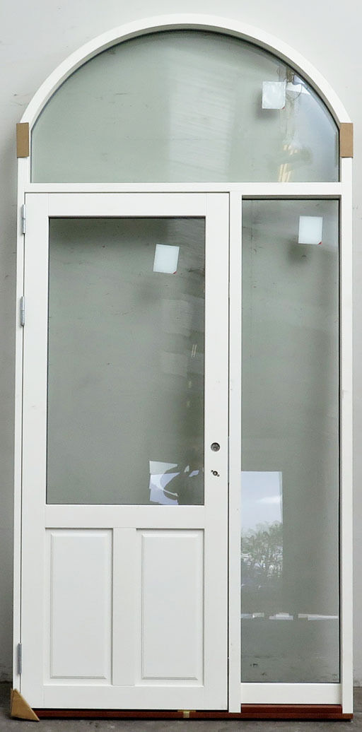 Yderdør med sideparti og buet top vindue