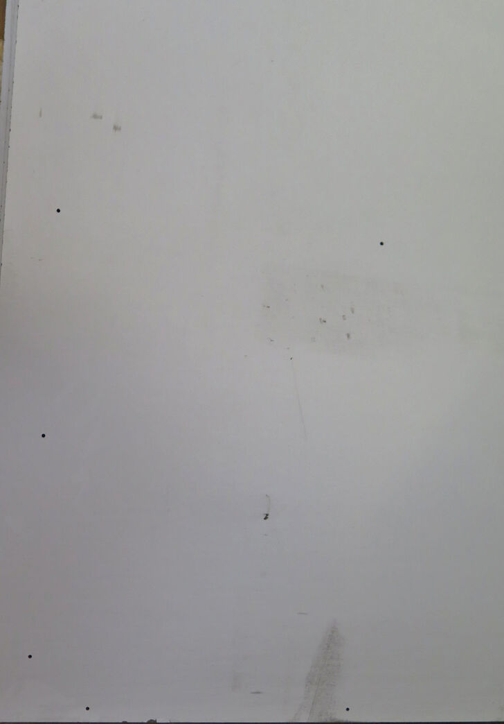 Hvid melamin spånplade med huller