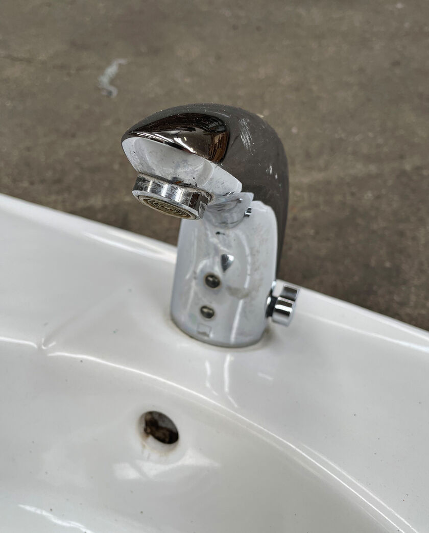 Lille håndvask med blandingsbatteri