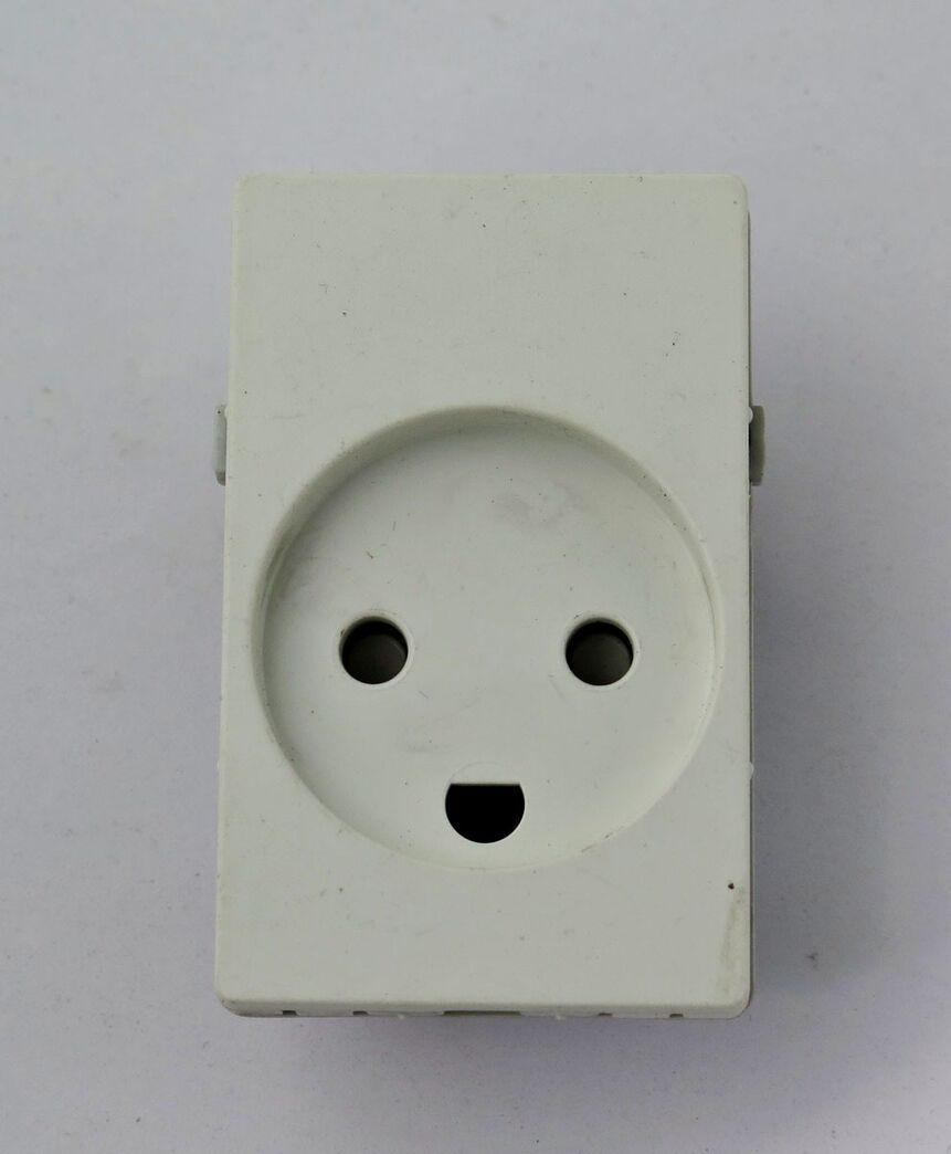 LK Fuga Stikkontakt hvid 1½ modul med jord