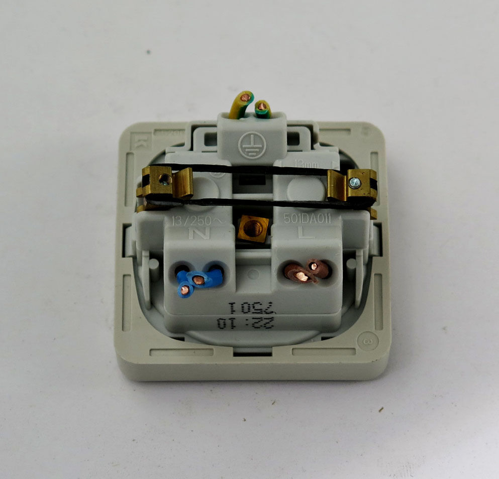 LK stikkontakt Fuga lysegrå 1 modul med jord