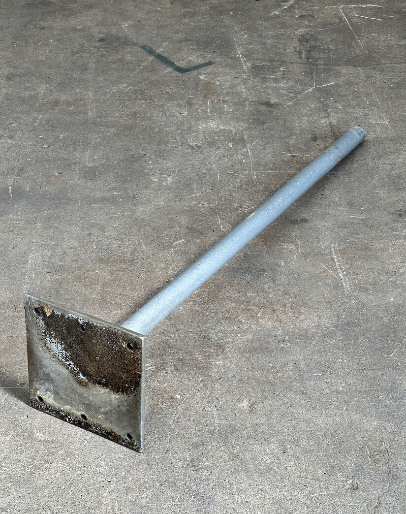 Jernrør med monteringsplade 114 cm