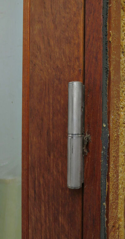 Høj og smal yderdør med glas og karm