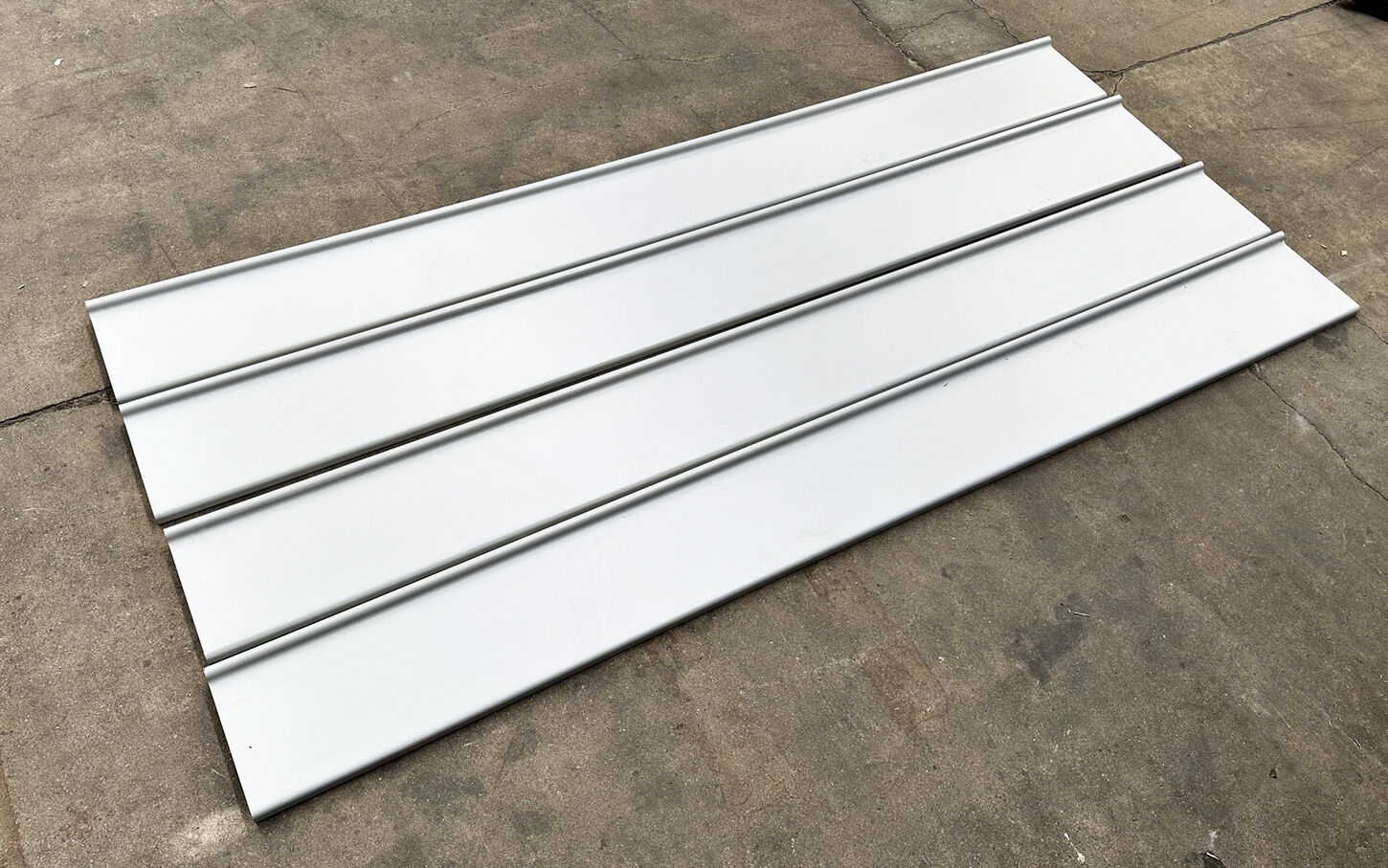 Plade med opformet bagkant Plade med opformet bagkant