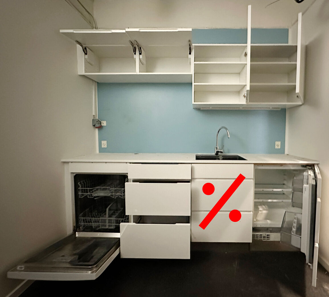 Tekøkken med  køleskab og opvasker