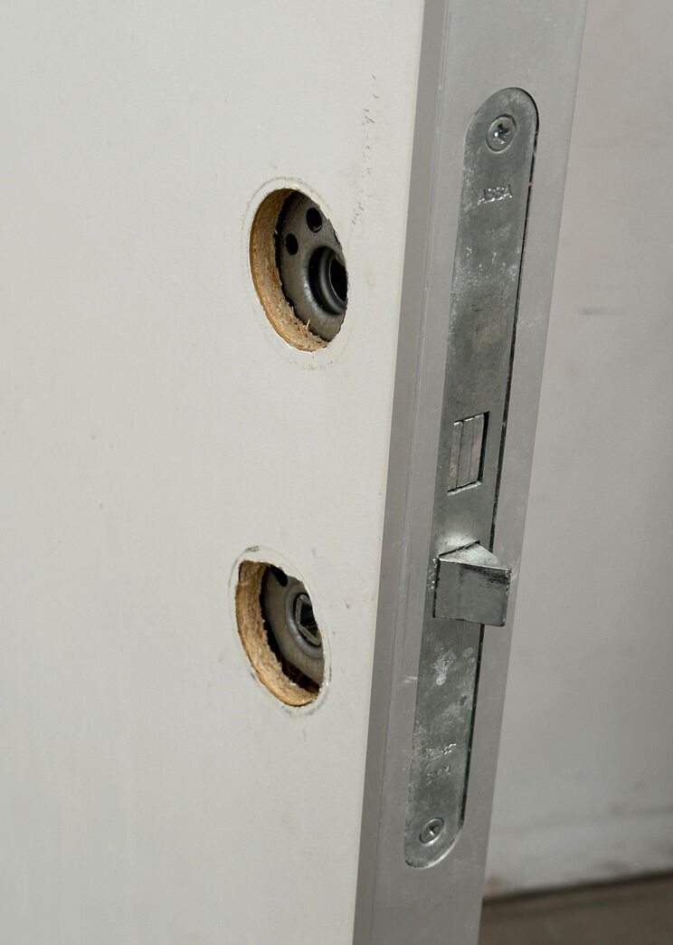 Massiv vådrumsdør med karm