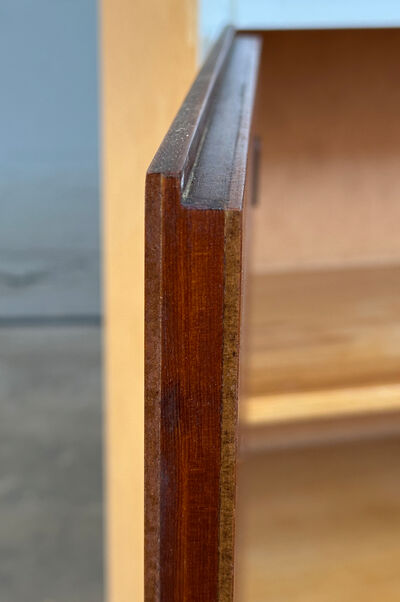 Overskab med overfalsede låger