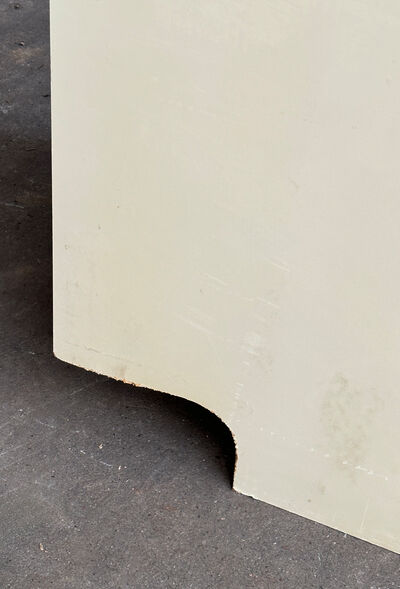 Garderobe/kosteskab med overfalset låge v.h.